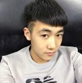 有痔疮的小男孩