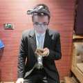 伙伴们给我怼他
