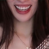 新婦素手裂紅裳