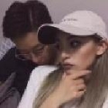 张某.